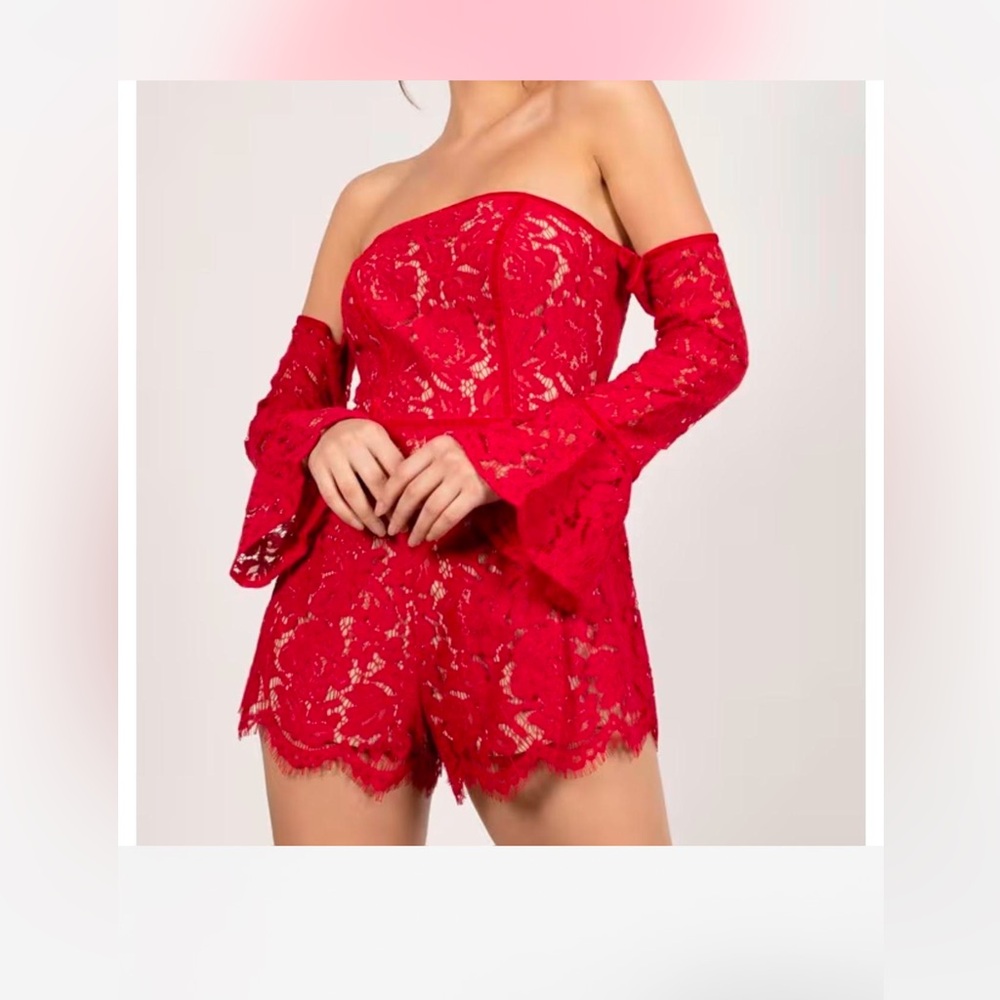 Red romper, sexy and elegant.

New with tags 
Brand: TOBI 

#romper  #red #tobi